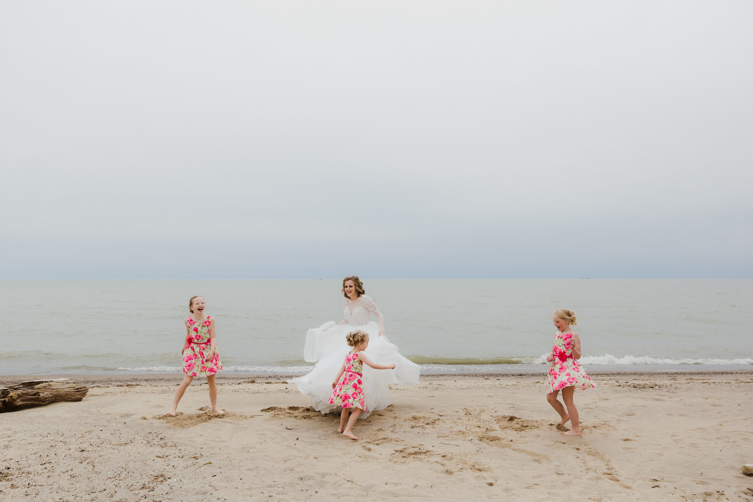 Wedding photo flower girls with bride cute idea spinning on the beach