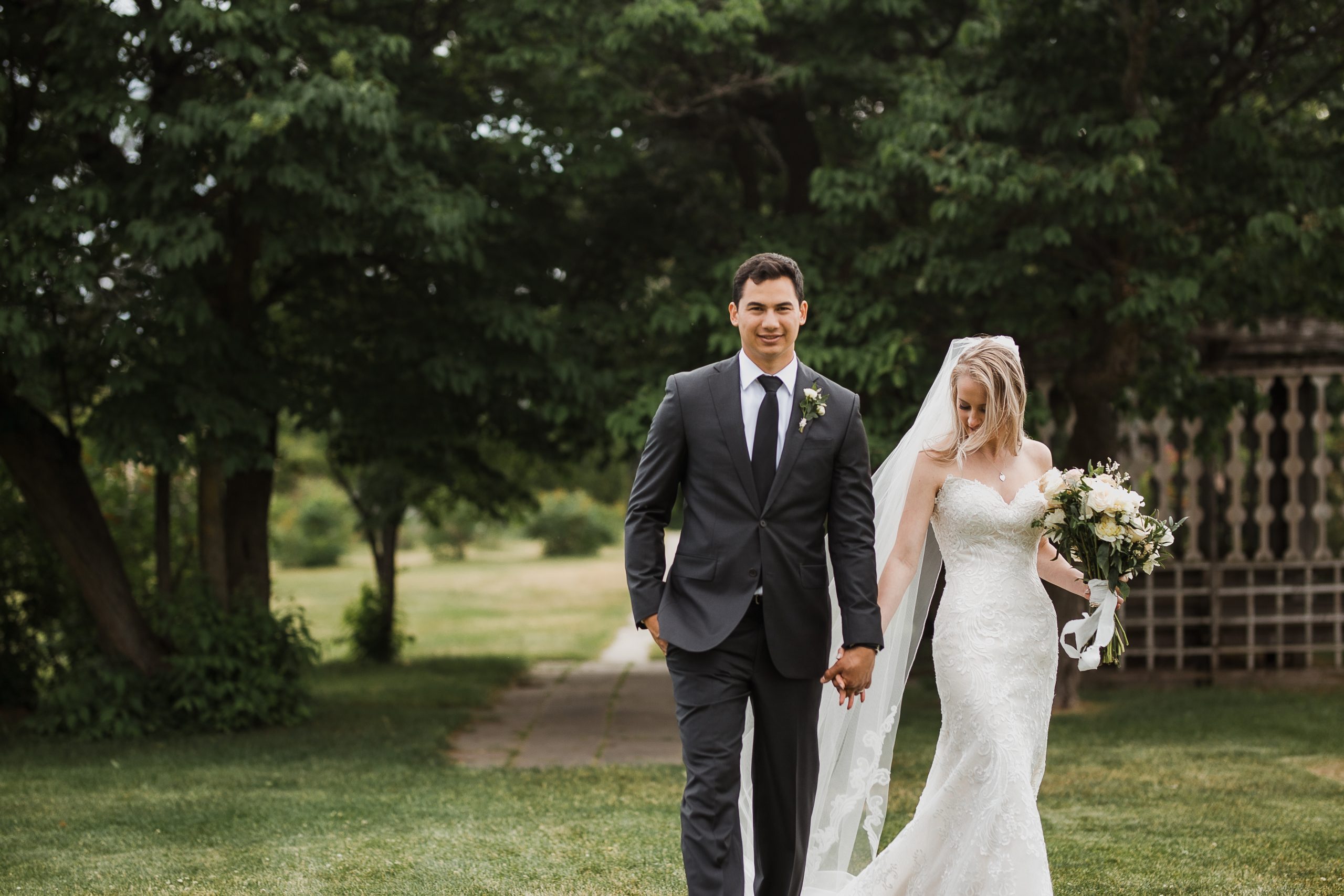 bride and groom at Dominium Arboretum wedding photos