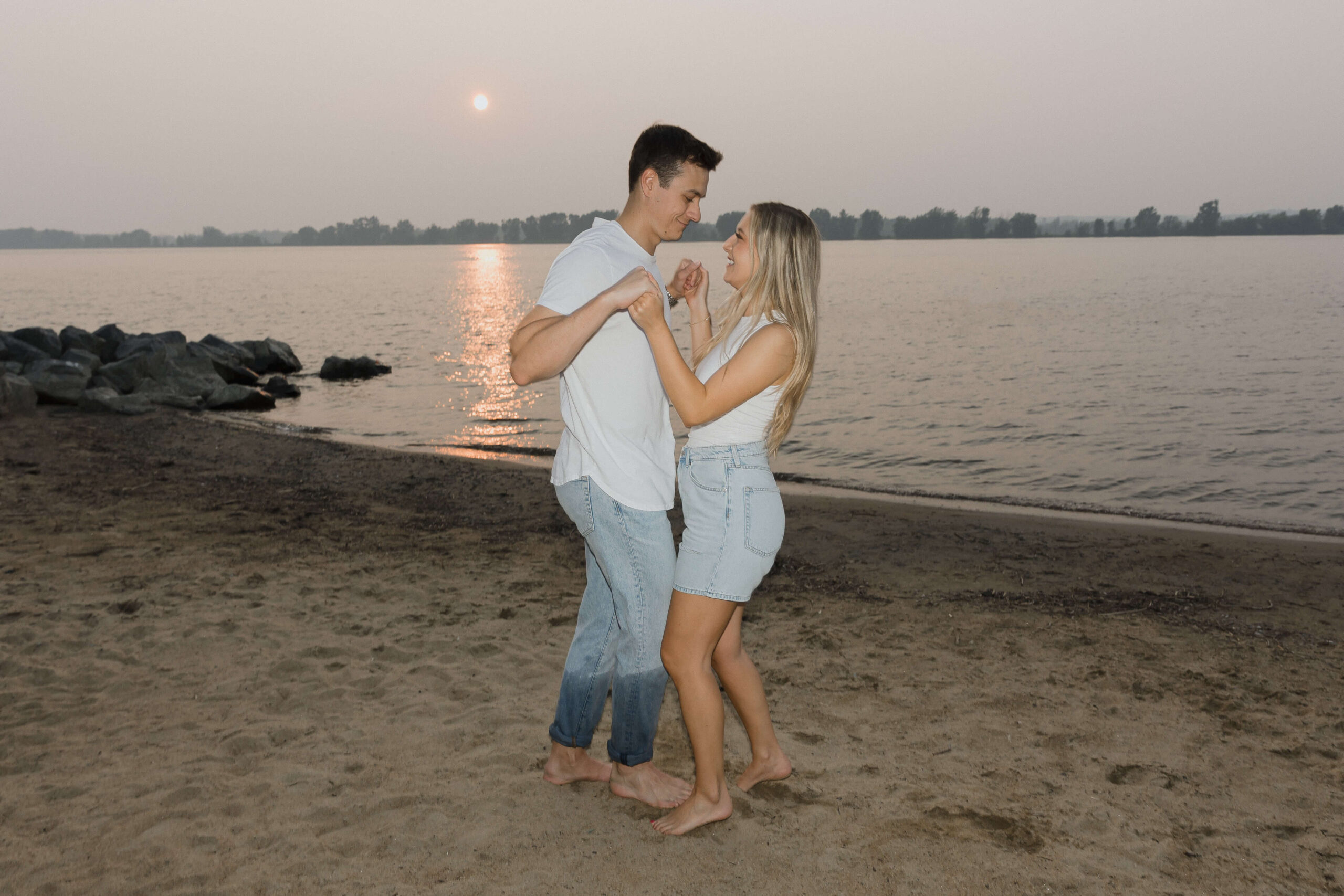 Beach Engagement Session in Ottawa - Sonia V Photography