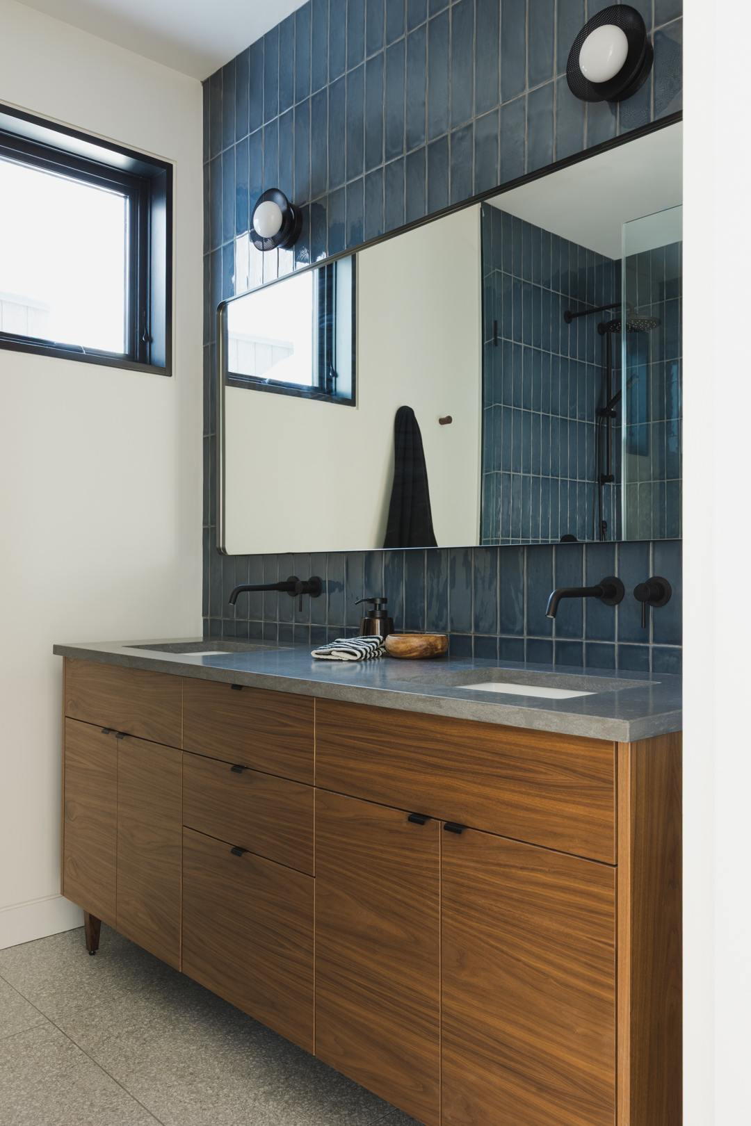modern lakehouse in Ontario - Sonia V Photography
